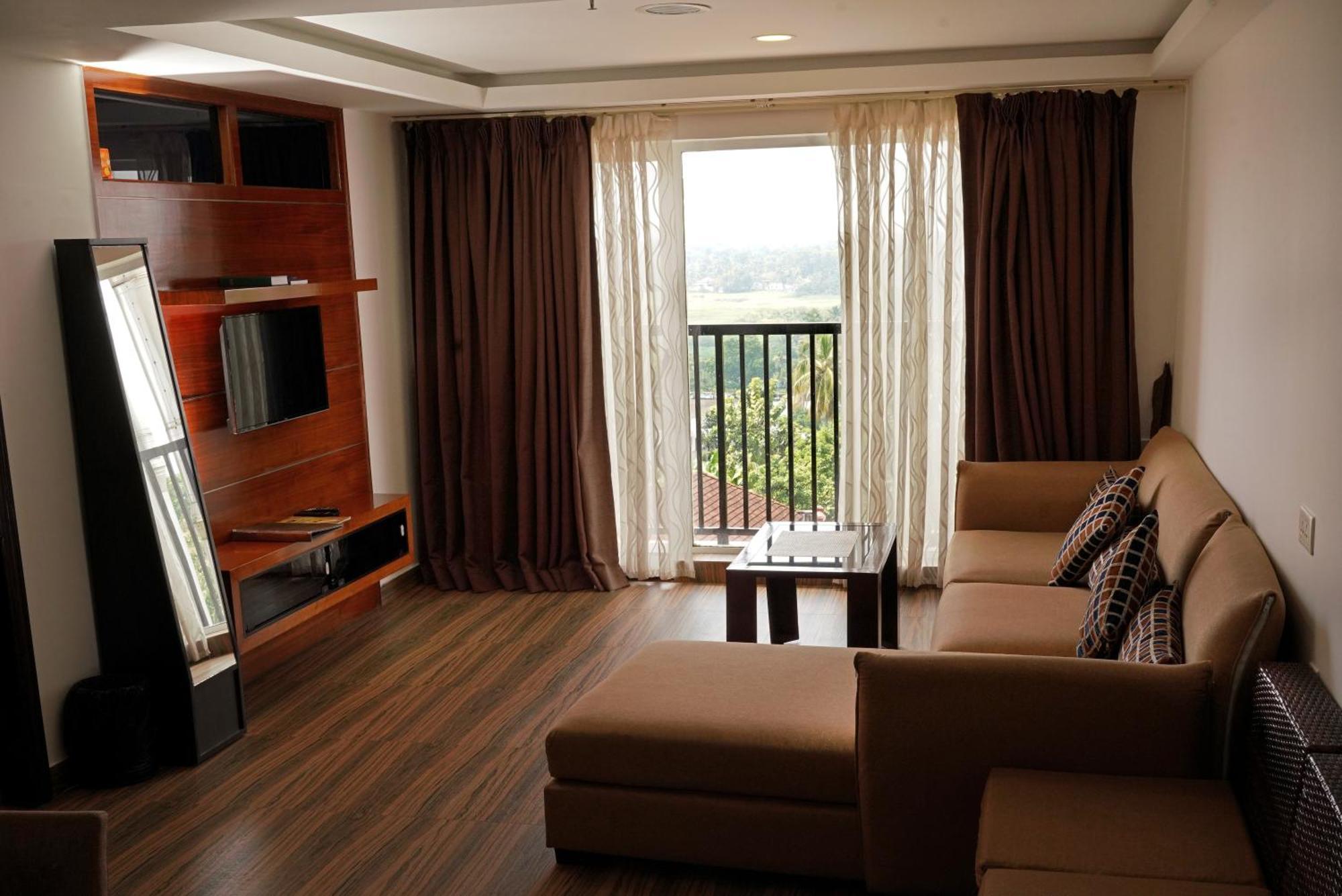 Kga Elite Continental Hotel Tiruvalla Eksteriør billede